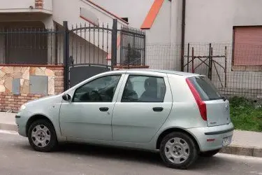 L'auto dell'imprenditore parcheggiata davanti a casa