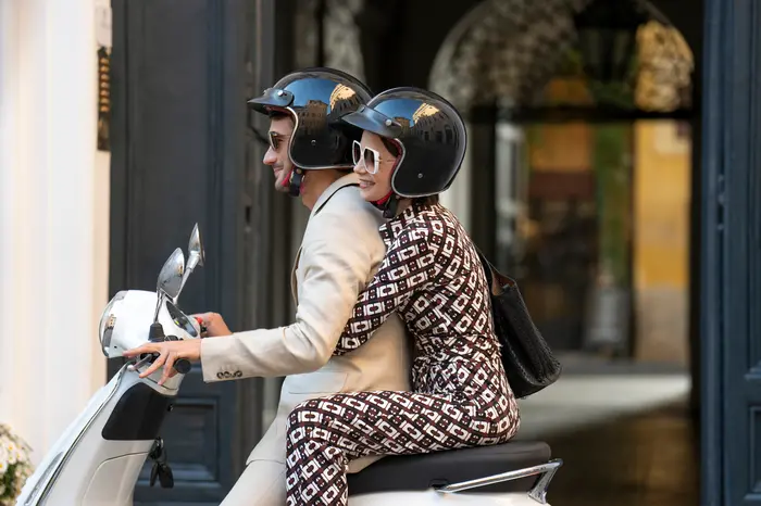 Eugenio Franceschini e Lily Collins in Emily in Paris (Cr. Giulia Parmigiani/Netflix © 2025)