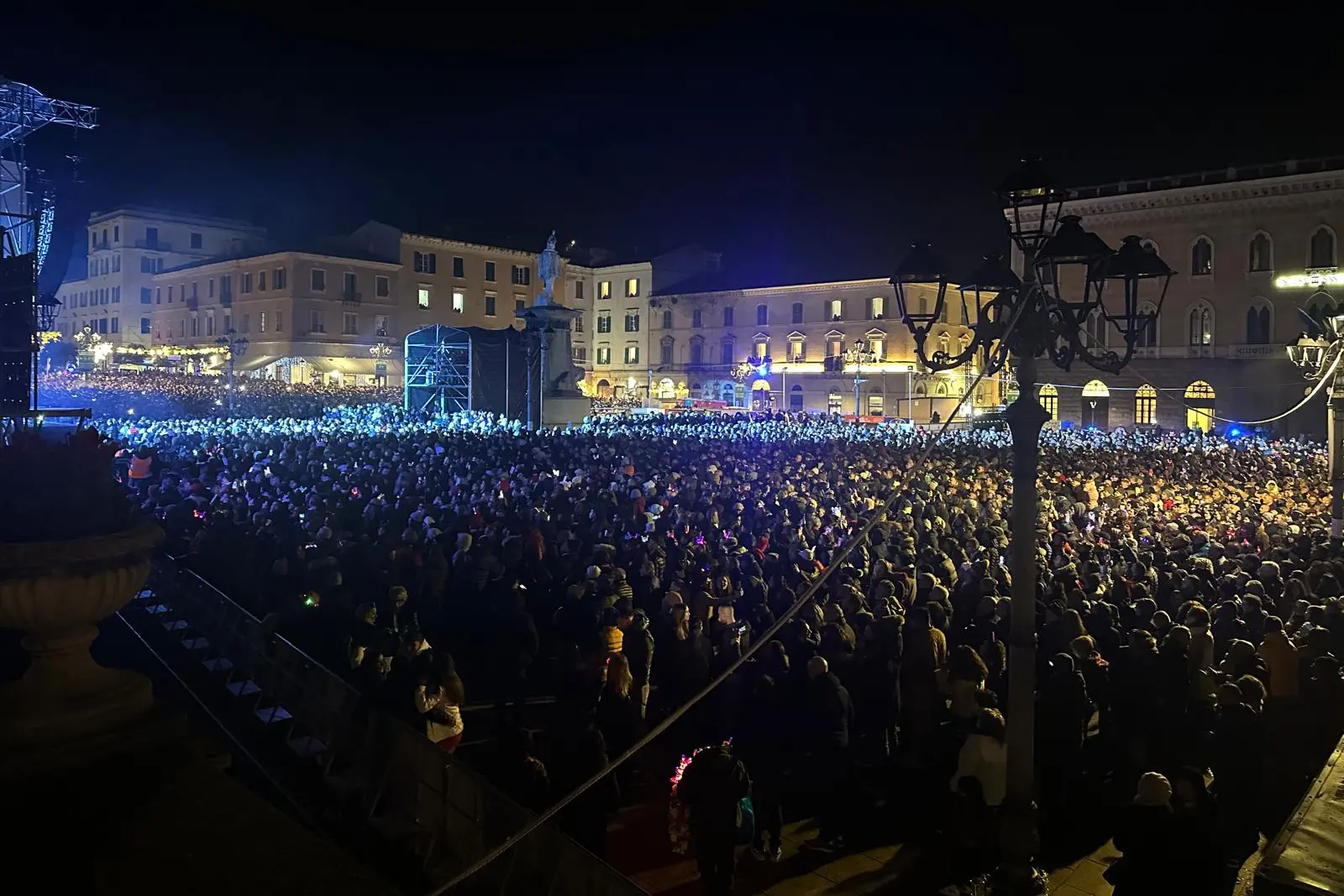 Piazza d'Italia a Sassari durante il concerto di Capodanno di Gianna Nannini (foto Floris)