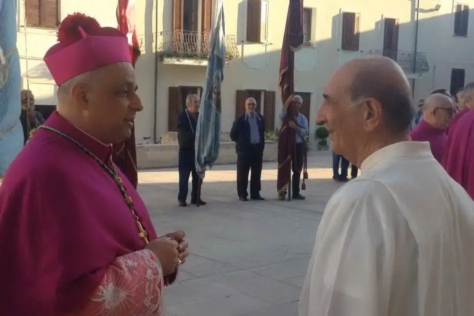 Don Tanca con l'arcivescovo Saba (foto L'Unione Sarda - Pala)
