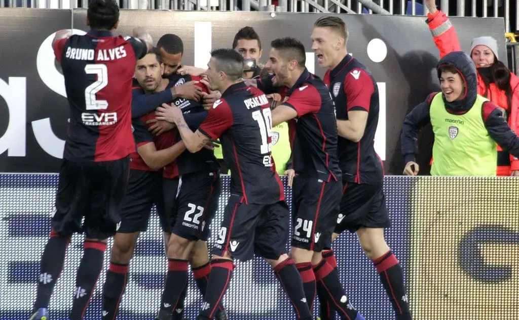 Borriello festeggiato dai compagni dopo il gol del pareggio (foto Solinas)