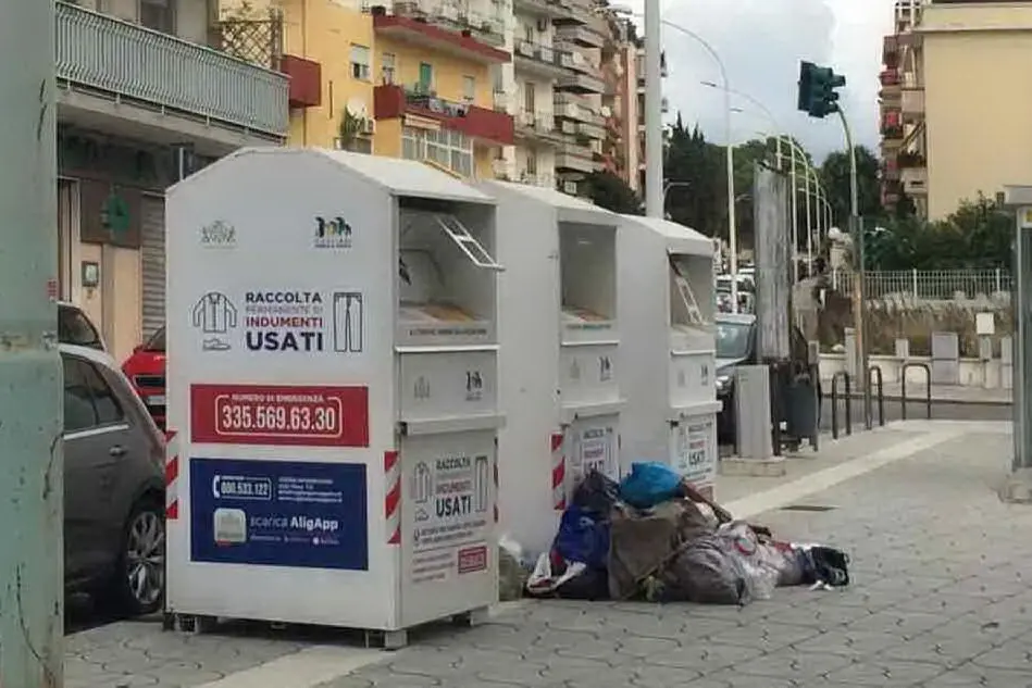 Cagliari, cassonetti pieni in via della Pineta (Foto M. Cocco)