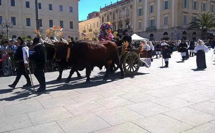Un carro seguito dal gruppo in costume