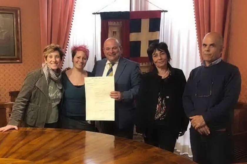 Il sindaco Sanna con le due mamme e i funzionari del Comune di Sassari (Foto Ufficio Stampa)