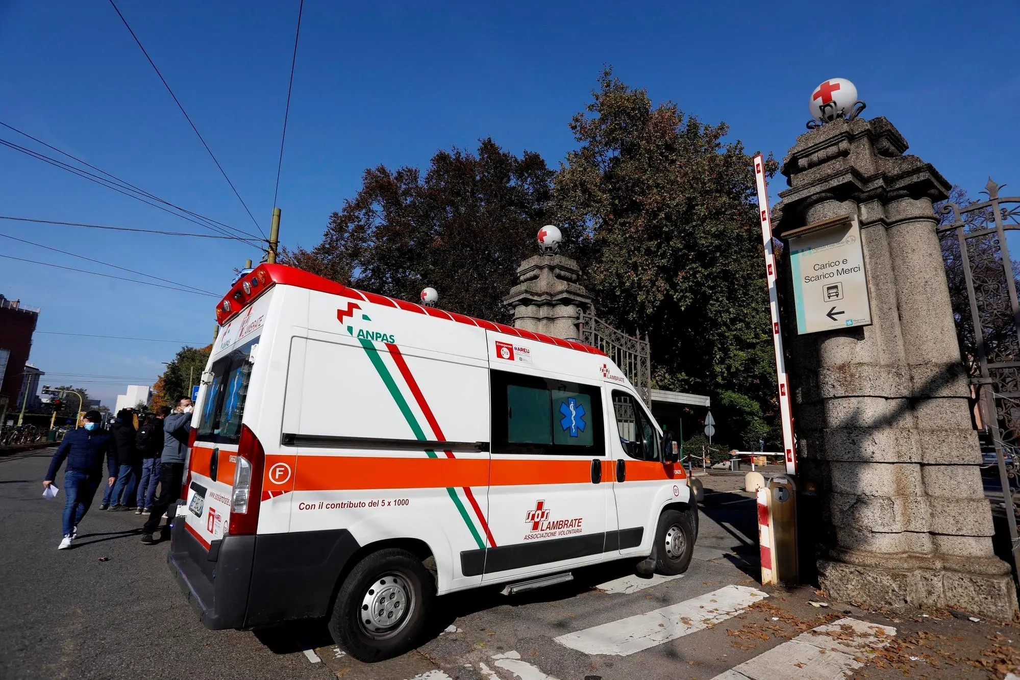 L'ingresso dell'Ospedale Sacco a Milano (Ansa)