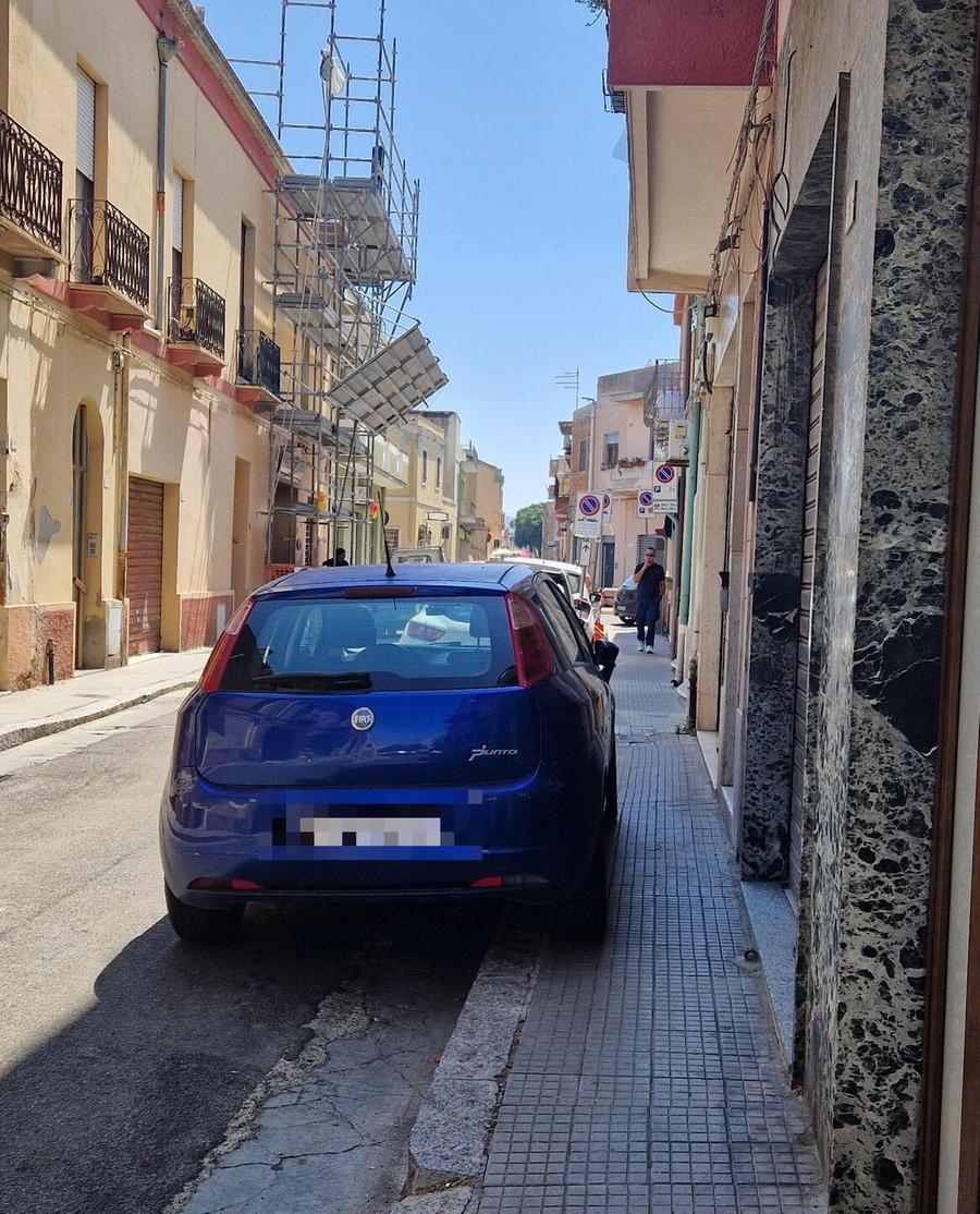 Sosta selvaggia sui percorsi pedonali, il centro storico è una giungla