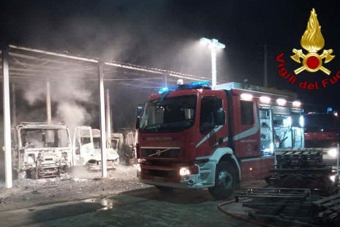 Santadi, attentato incendiario in un caseificio: distrutti 4 mezzi