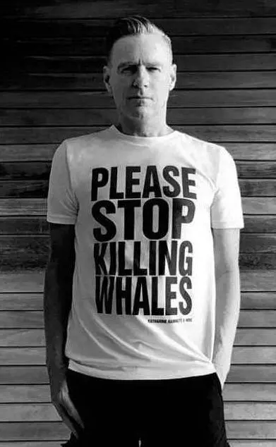Con la maglia &quot;Basta uccidere le balene&quot;: Bryan Adams è noto anche per il suo attivistmo ecologista