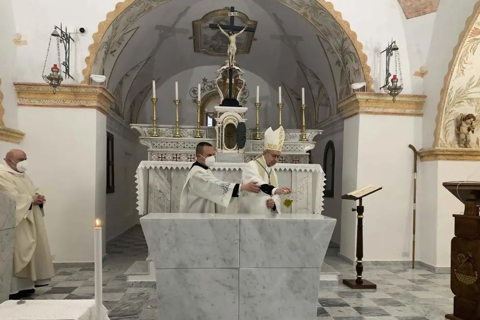 Il rito di dedicazione del nuovo altare; il vescovo Antonello Mura e il cerimoniere don Luca Fadda (Foto Secci)
