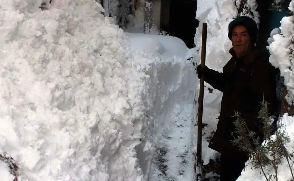 A Desulo si spala per ricavare un varco sulla neve