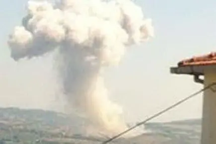 Il fumo causato dall'esplosione (foto - Twitter)