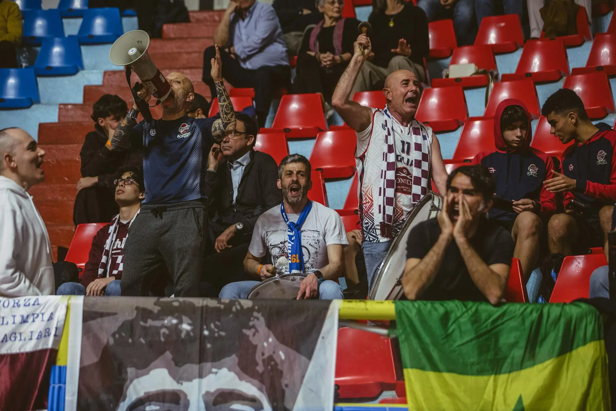 I tifosi dell'Esperia sugli spalti del PalaPirastu (foto concessa)