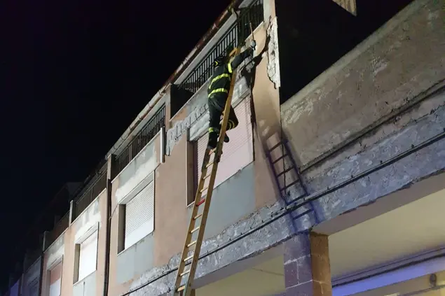 L'intervento dei vigili del fuoco in piazza Ciusa a Carbonia (L'Unione Sarda - Scano)