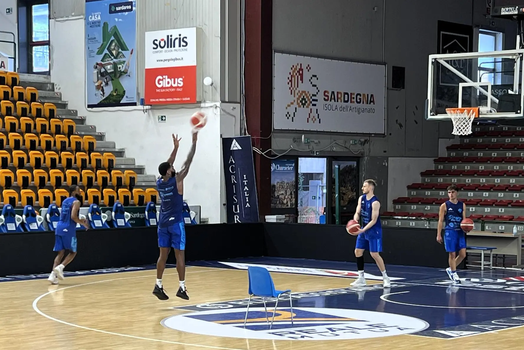 Marshall con 17 punti è stato il top scorer della Dinamo (foto G. Marras)