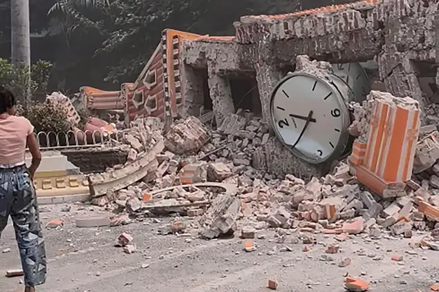 Gli effetti del devastante terremoto in Myanmar (foto Ansa/Afp)