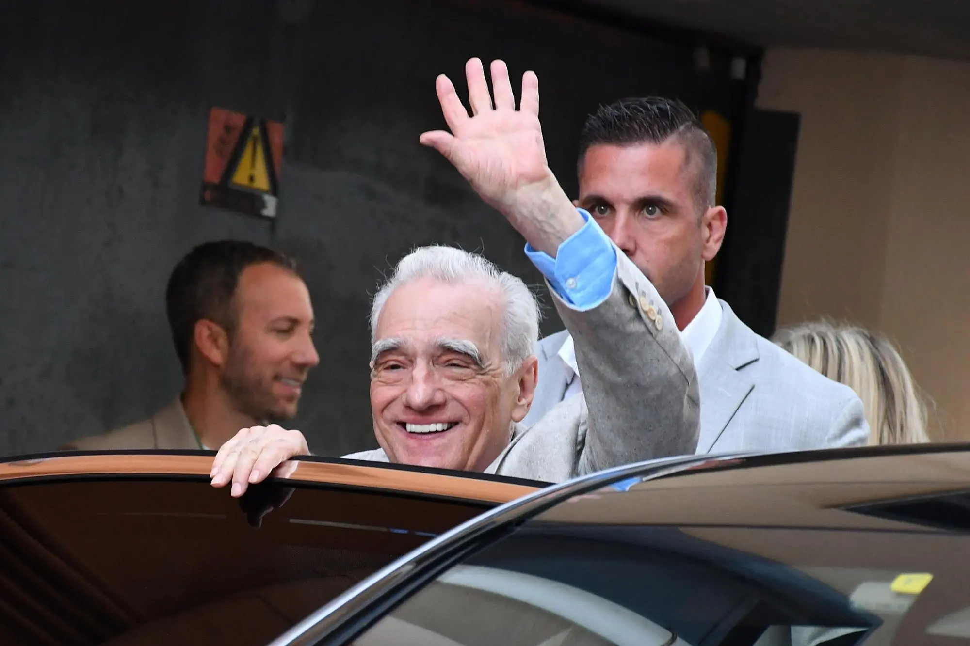 Martin Scorsese, ospite del 71° Taormina Film Fest, lascia il Palazzo dei Congressi, Taormina, 12 giugno 2025. Stasera il regista americano riceverà al teatro antico il premio Taormina Lifetime Achievement Award. // Us director Martin Scorsese, greets as he leaves Congressi Palace in Taormina, Italy, 12 June 2025. He will receive the Taormina Lifetime Achievement Award at the ancient theater. ANSA/ORIETTA SCARDINO