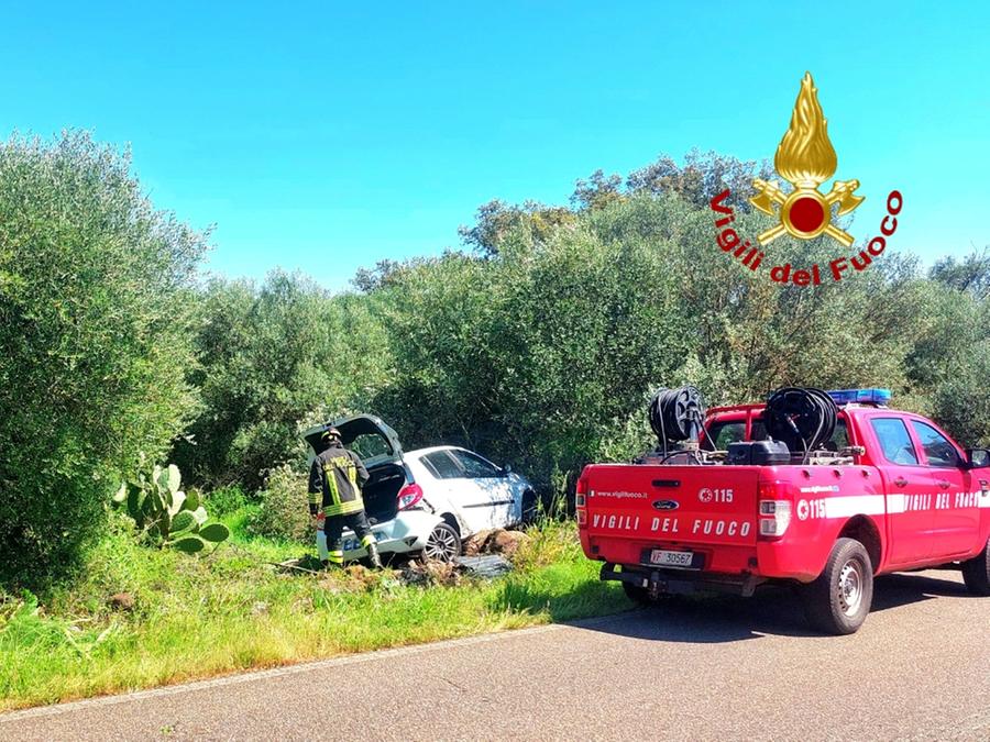 Schianto sulla sp23 vicino a Ghilarza: auto finisce fuori strada