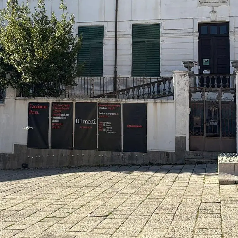 L'installazione in piazza Satta a Nuoro (foto Onano)