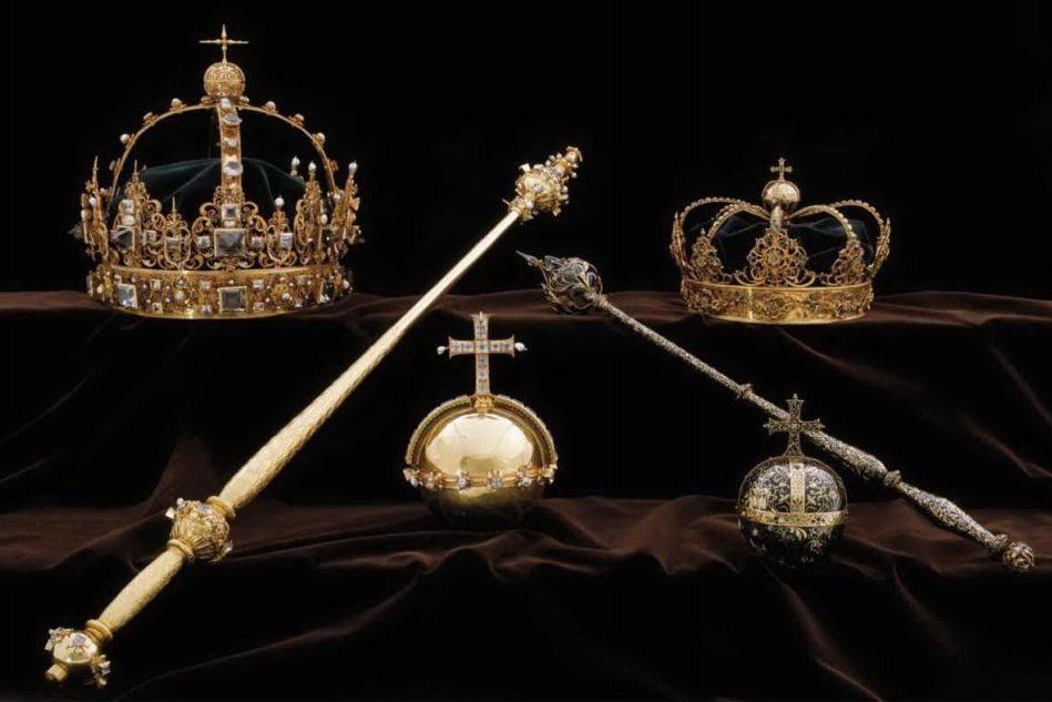 Ritrovati nella spazzatura i gioielli della corona: erano stati rubati in chiesa