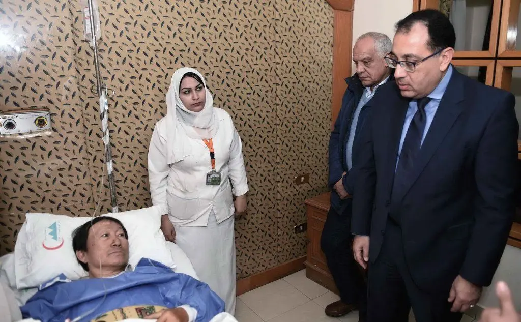 Il primo ministro visita i feriti (Ansa)