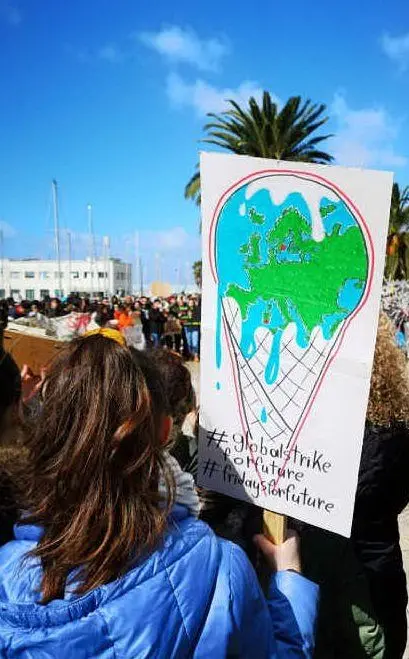 Manifestanti a Cagliari (foto da Instagram - @mattgravellu)