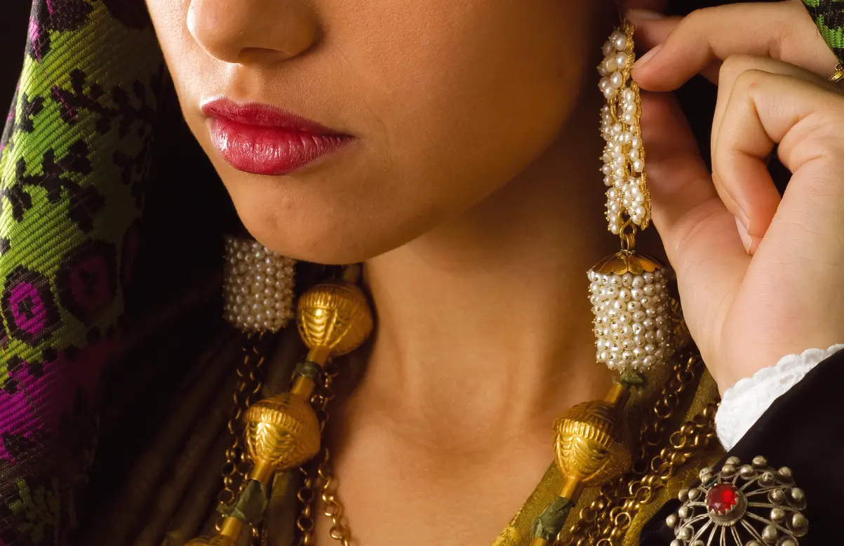 Dettaglio orecchini con perle (Archivio L'Unione Sarda)