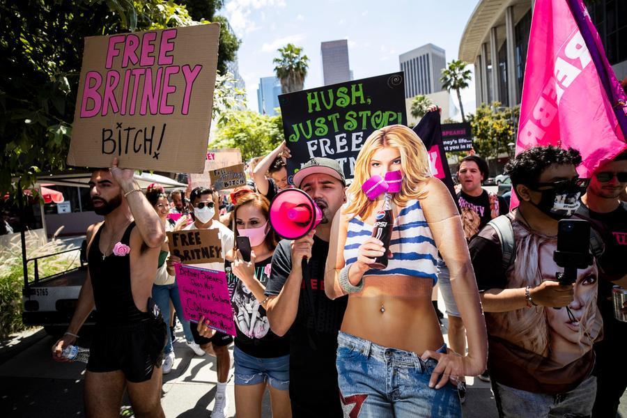 Sostenitori di Britney Spears a Los Angeles (foto Ansa/Epa)