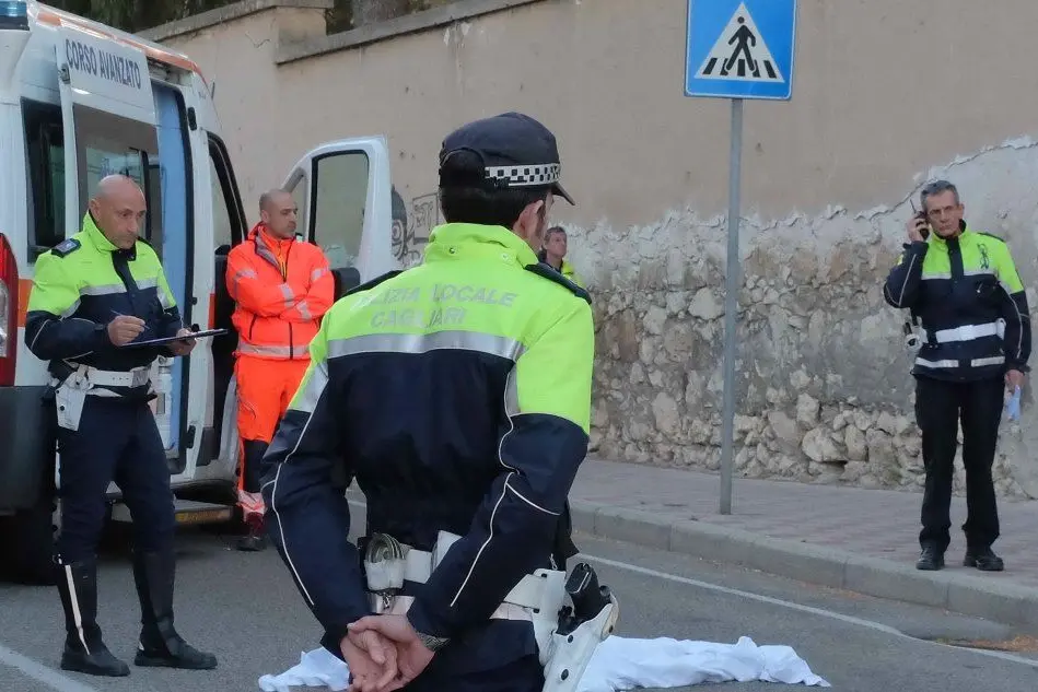 Ambulanza e polizia locale sul luogo dell'incidente (foto G. Ungari)