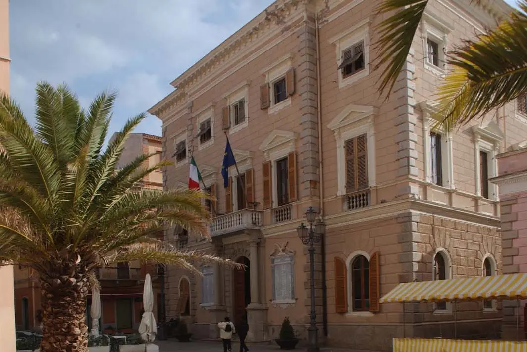 Il municipio a La Maddalena (archivio L'Unione Sarda)