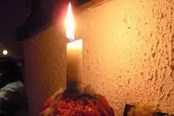Una candela accesa in un ristorante