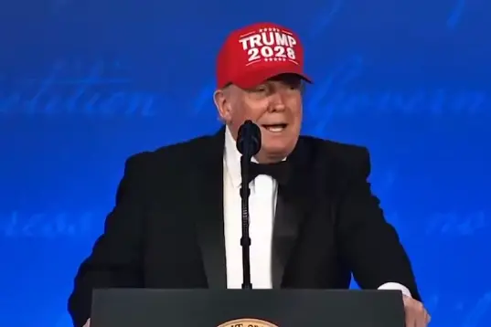 Trump con il cappellino rosso (foto da frame video X)