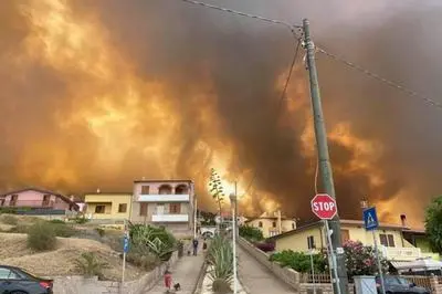 Le fiamme devastano Porto Alabe