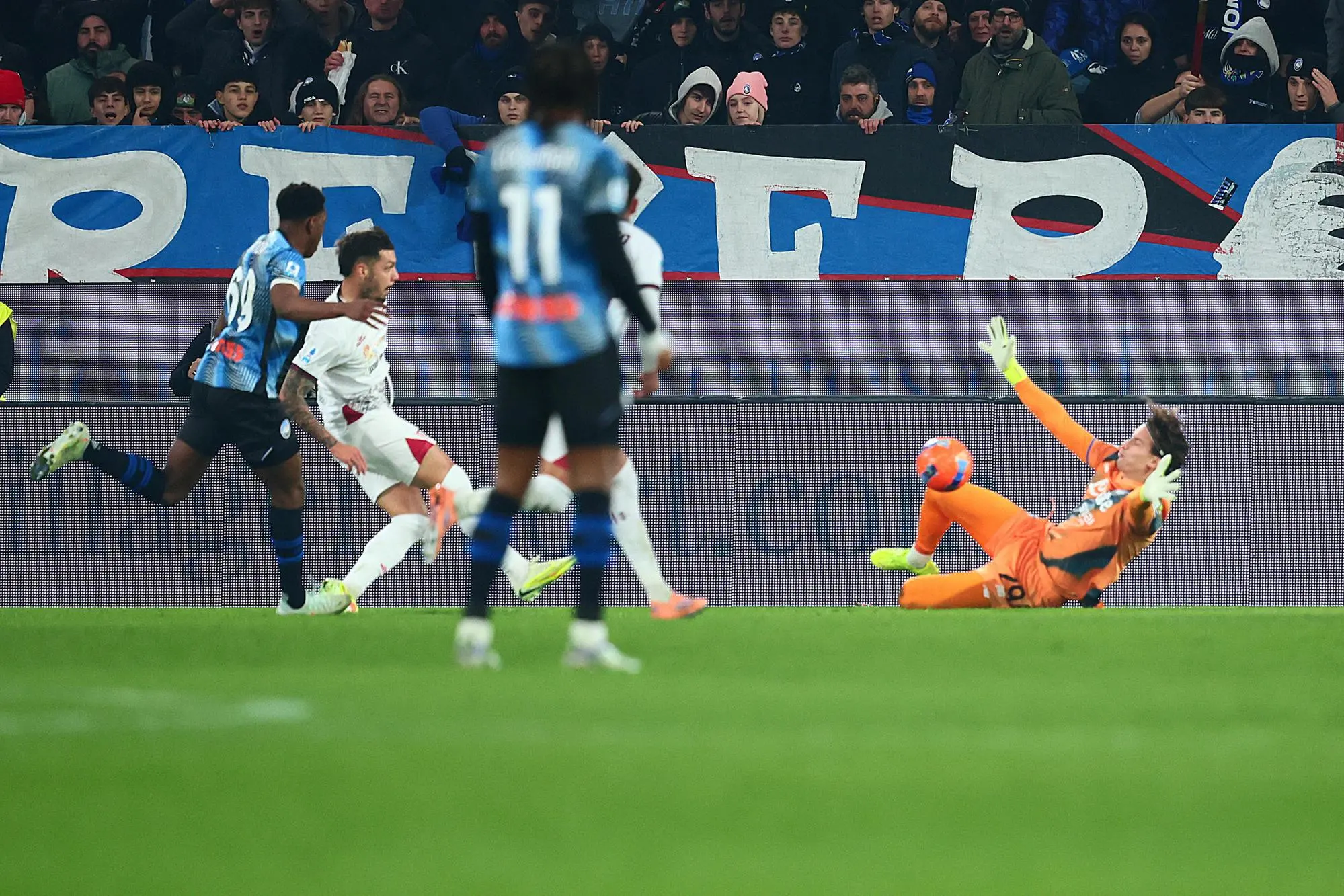 Il tiro di Gianluca Gaetano che era valso l'1-1 in Atalanta-Cagliari (foto Ansa)