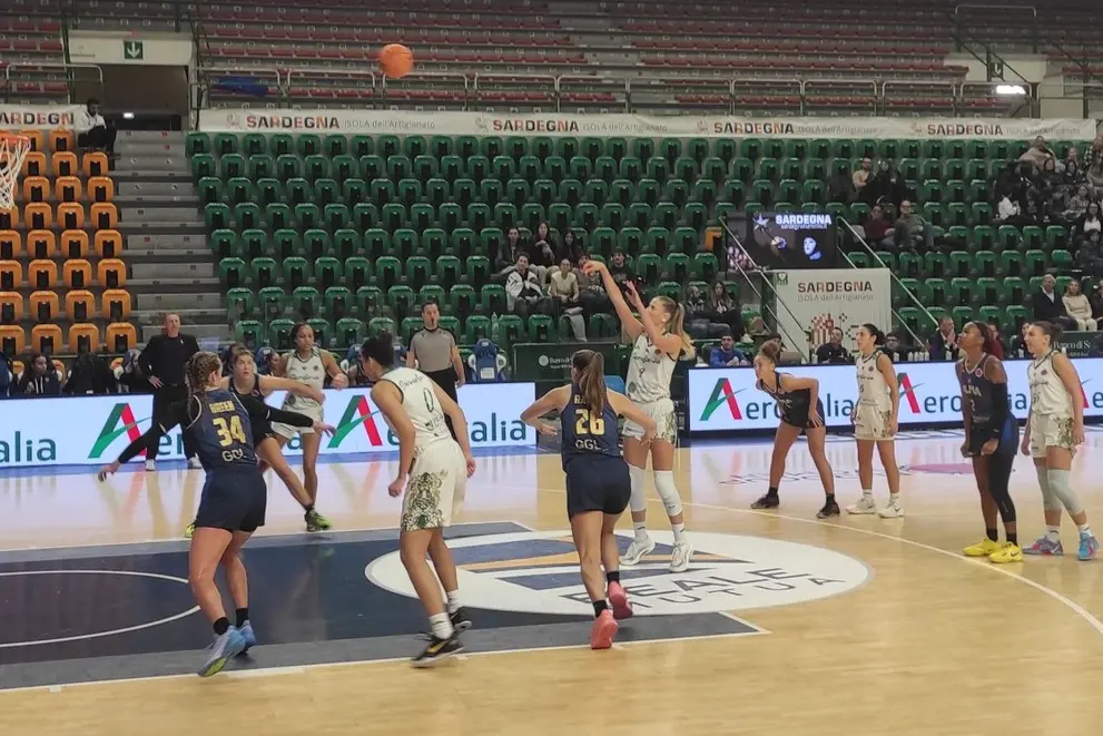 Martina Spinelli al tiro libero (foto G. Marras)