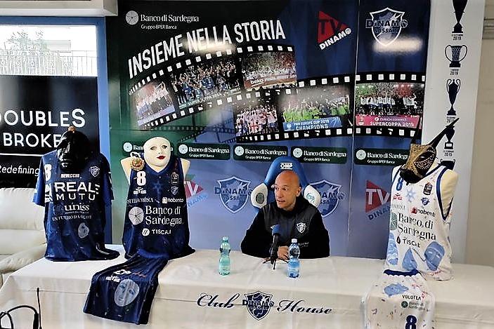 La Dinamo “blinda” coach Bucchi fino al 2025, e presenta la maglia “speciale” in omaggio all’Isola