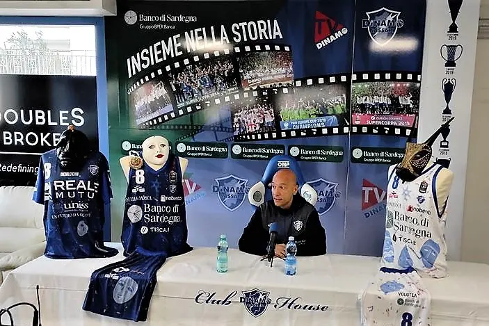 Il presidente Sardara e le maglie della Coppa Italia (foto G. Marras)