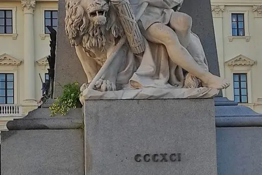 Le lettere sulla statua (foto Marras)