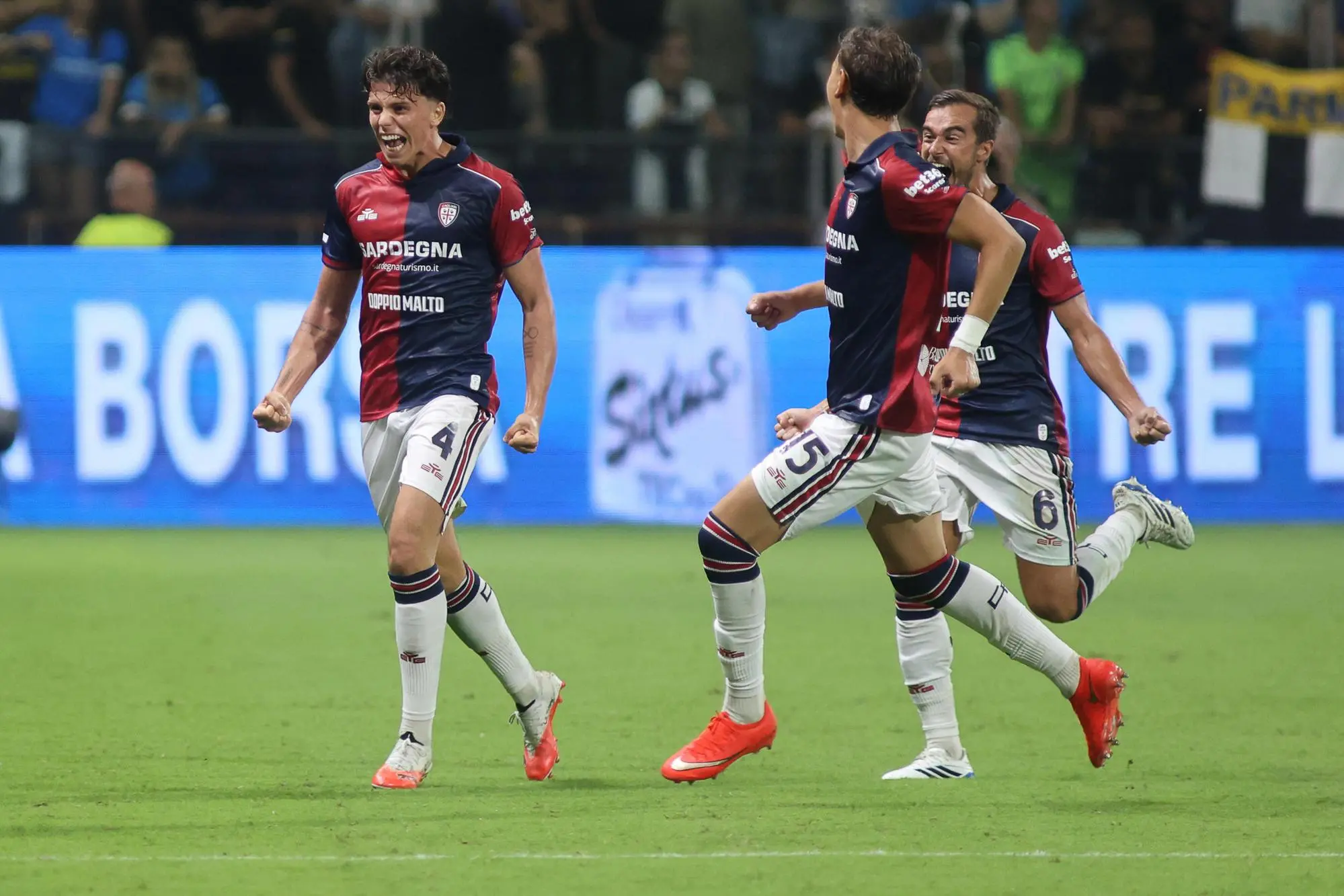 Alessandro Romano esulta per il gol in Parma-Cagliari (foto Ansa)