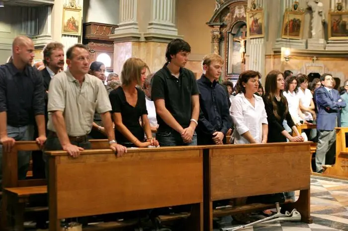 Da sinistra: Giuseppe Poggi, padre di Chiara, la cugina Stefania Cappa, il fratello Marco, l'allora fidanzato Alberto Stasi, la madre Rita Preda e la cugina Paola Cappa ai funerali di Chiara Poggi, Garlasco (Pavia), 18 agosto 2007. ANSA/EMMEVI (genitori, mamma, papa, papà, cugine, gemelle)