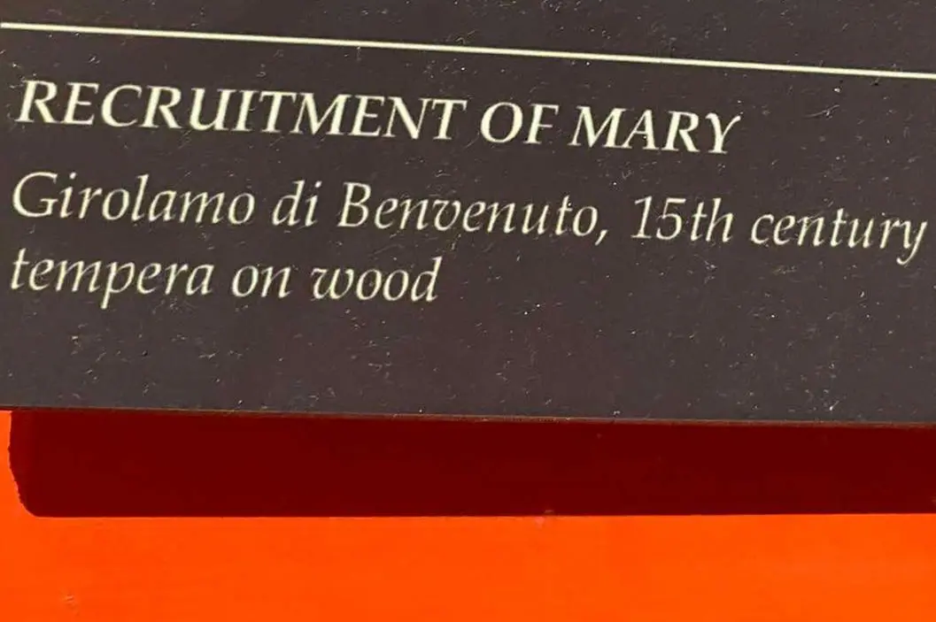 Maria “assunta” ma al lavoro: la gaffe del museo La targhetta (foto della pagina Facebook "L'Inglese Imbruttito")