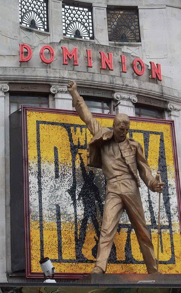 La sua statua davanti al Dominion Theathre di Londra (tutte le foto sono Wikipedia)