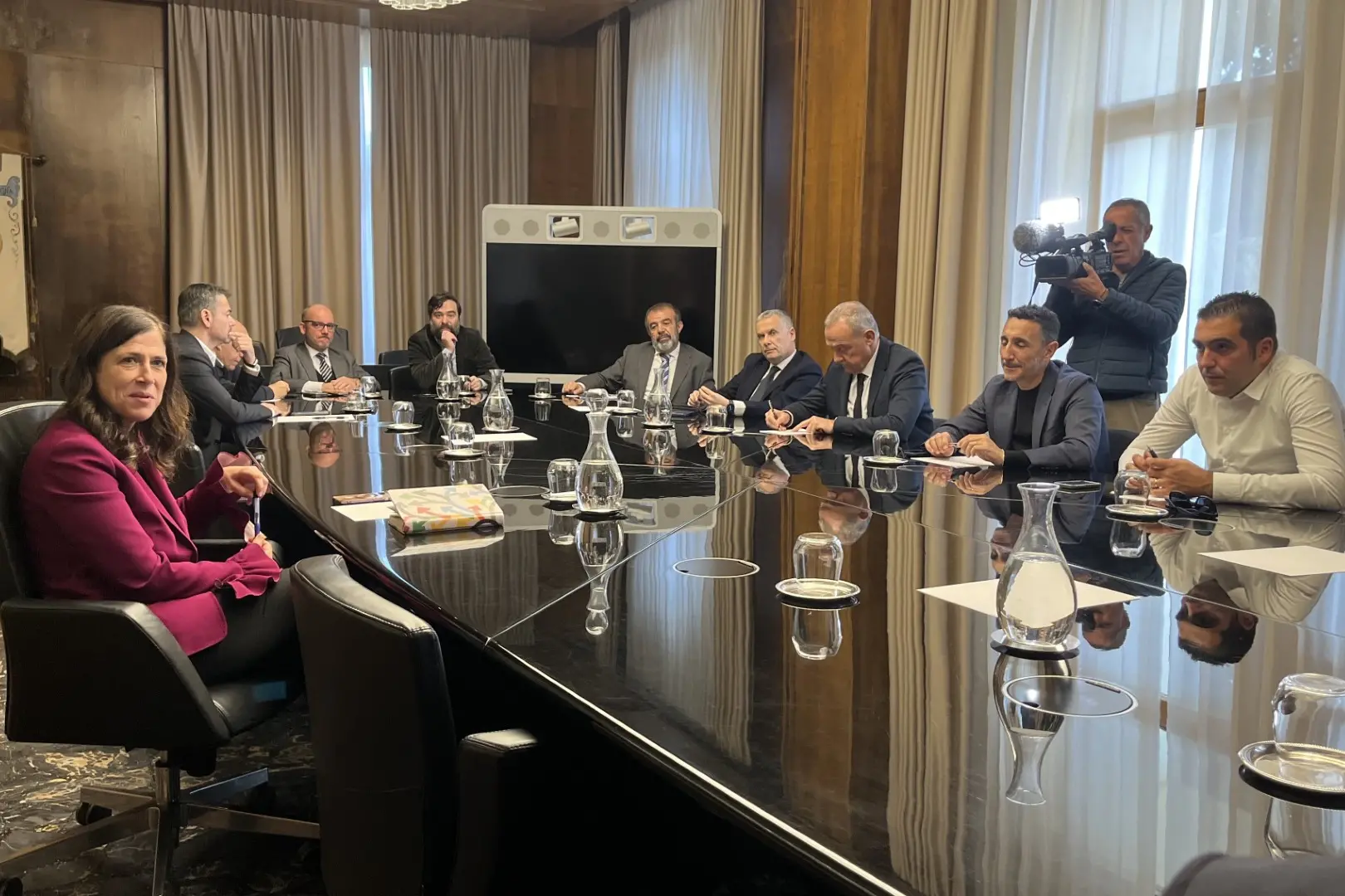 Coordinatori del Campo largo riuniti con Alessandra Todde a Villa Devoto in uno degli ultimi vertici di maggioranza (L'Unione Sarda)