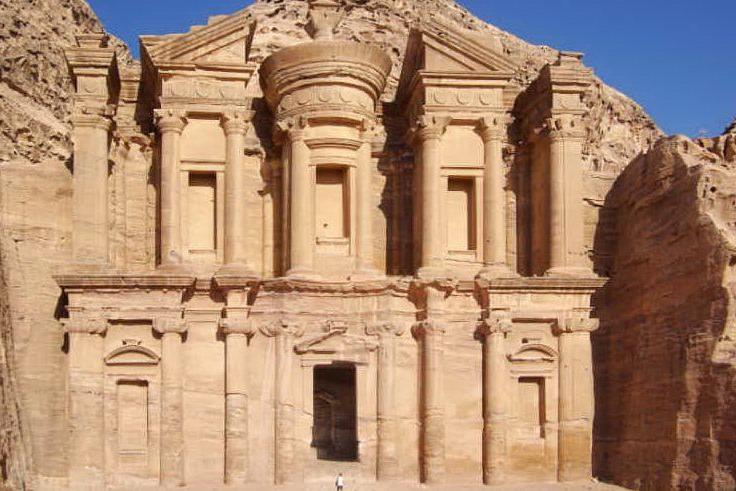 Gli crolla un masso in testa a Petra: muore turista italiano