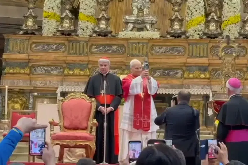 Napoli, il Papa mostra e bacia l'ampolla con il sangue di San Gennaro