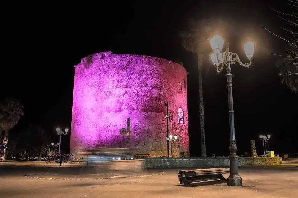 La torre Sulis illuminaa di rosa