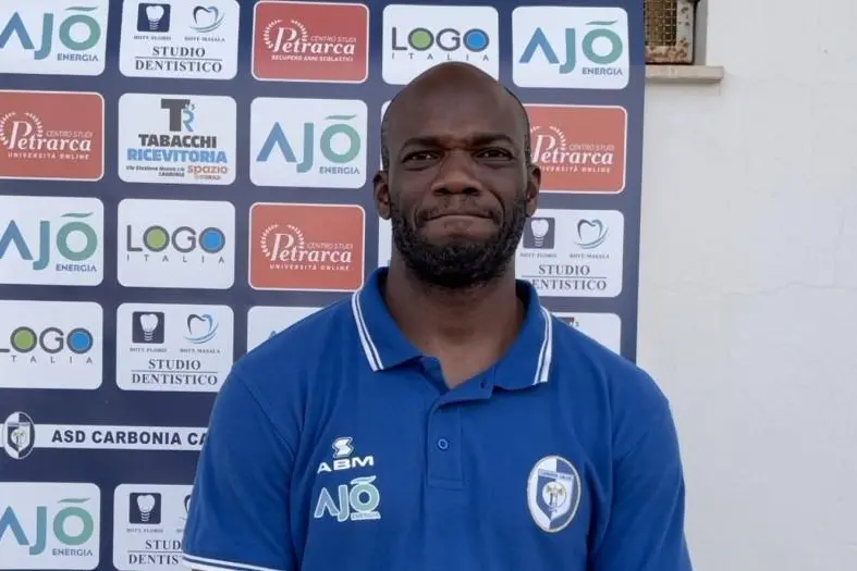 David Suazo, allenatore del Carbonia atteso dal derby col Latte Dolce (foto Riccardo Spignesi)