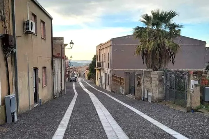 La pavimentazione di via San Pietro a Nuxis (L'Unione Sarda - Murru)