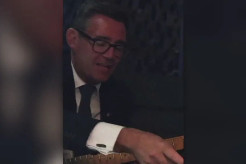 Il premier Burnham suona gli Smiths con un soldato ucraino