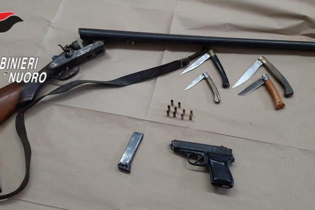 Ubriaco in auto con pistola, coltelli e proiettili: un arresto a Bari Sardo