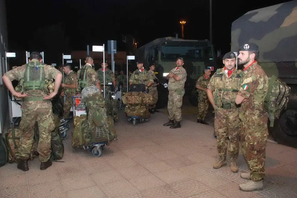 I militari della Brigata Sassari in partenza per una missione all'estero